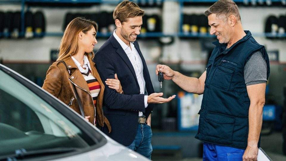 Autoankauf Sendenhorst nimmt das Fahrzeug eines Paares entgegen